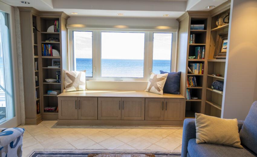 Built in cabinet Bench and bookshelves